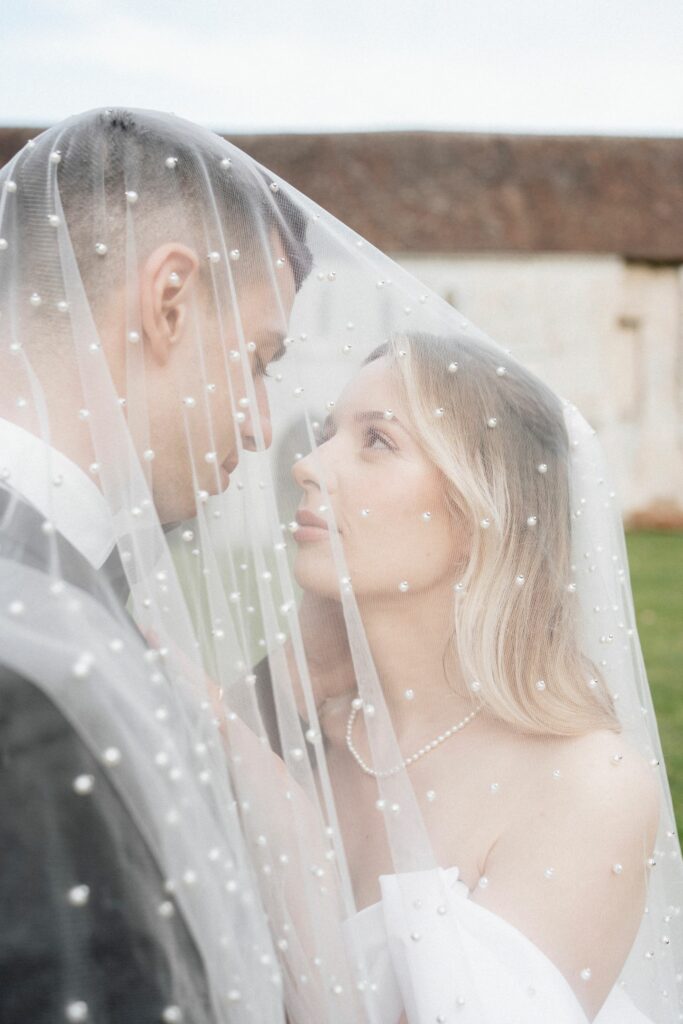 Voile de perles nacrées
mariage minimaliste et élégant