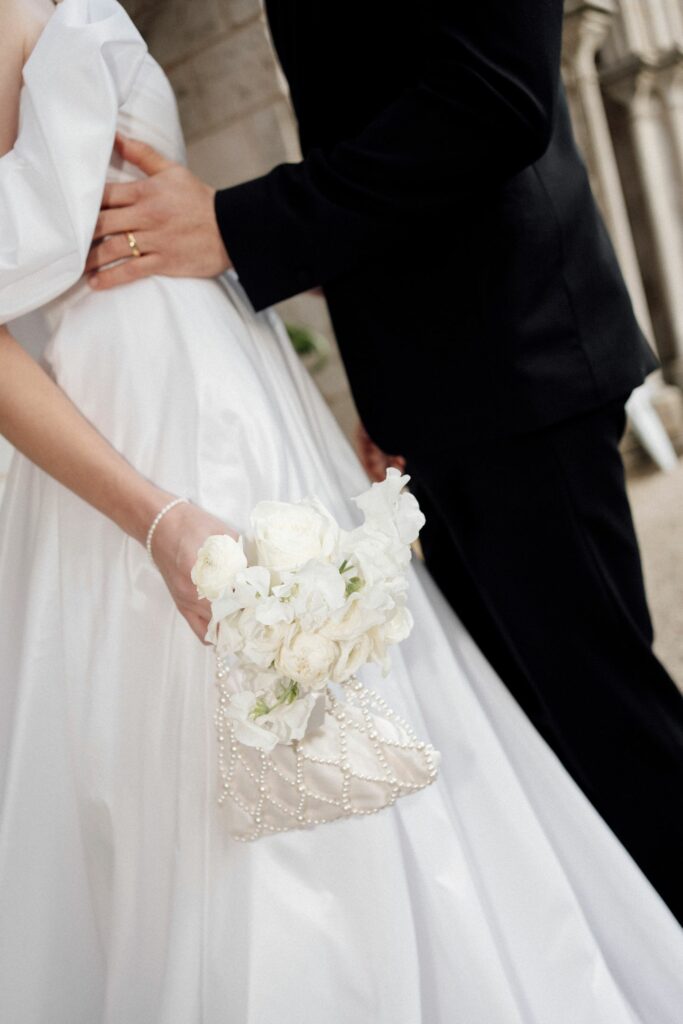 Fleurs et sac de mariée minimaliste
mariage minimaliste et élégant